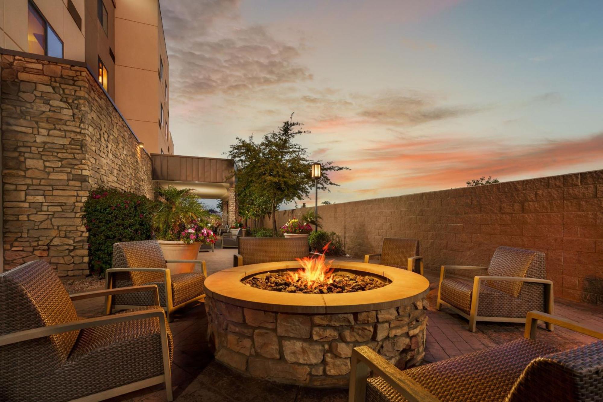 Courtyard By Marriott Phoenix Mesa Gateway Airport Екстер'єр фото